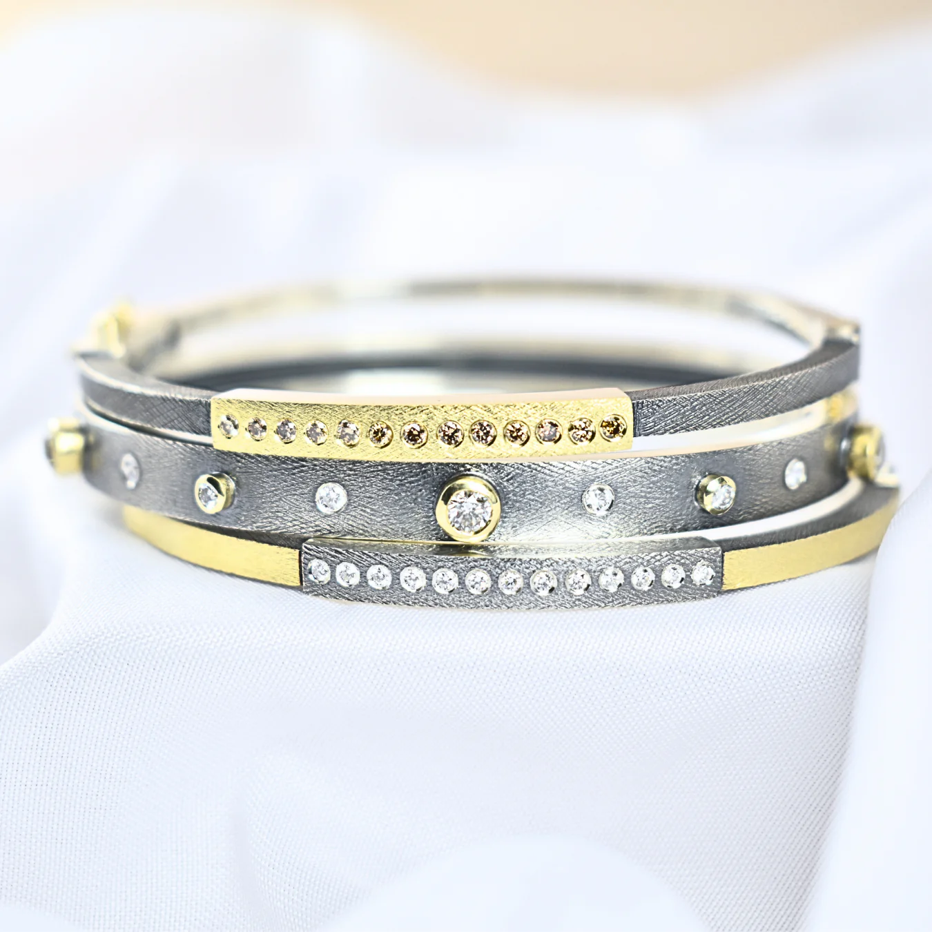 Diana Bangle 2.5 mm Gold - Image 3