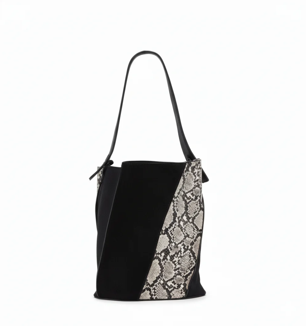 Thalia in Black